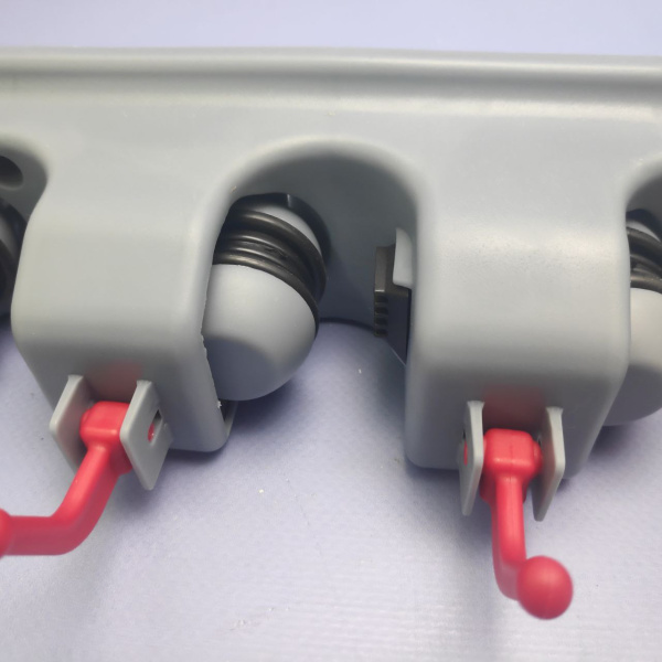 Настенный держатель для уборочного инвентаря Liao Perfect Life / Держатель с крючками для швабр, щеток, салфеток / 3 ячейки, 4 крючка для хозяйственных товаров